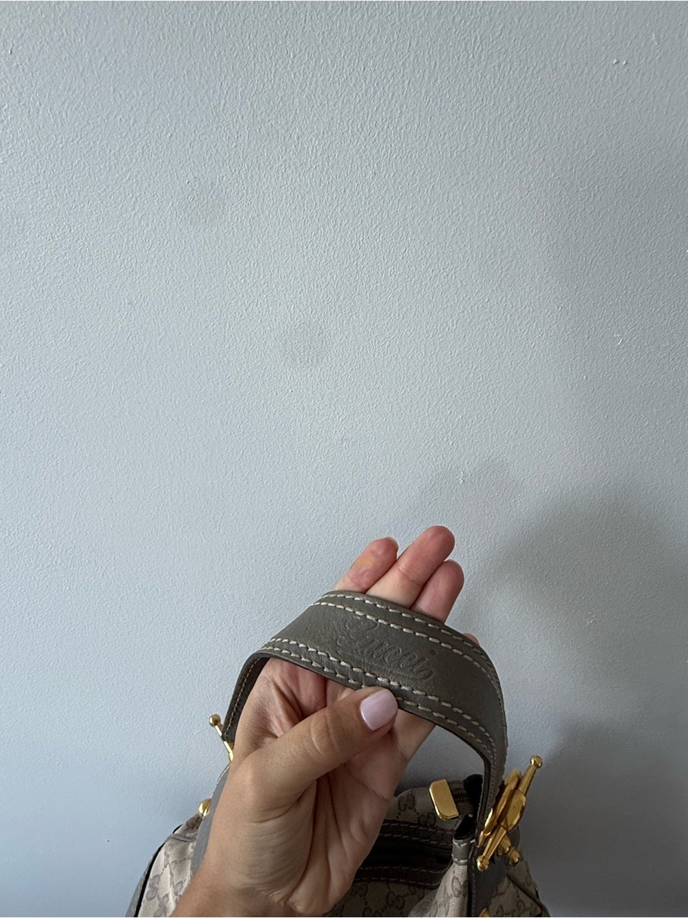 AUTHENTIC VINTAGE Gucci GG Grey Shoulder Bag with Gold Hardware (RARE Color) - Picture 6 of 9